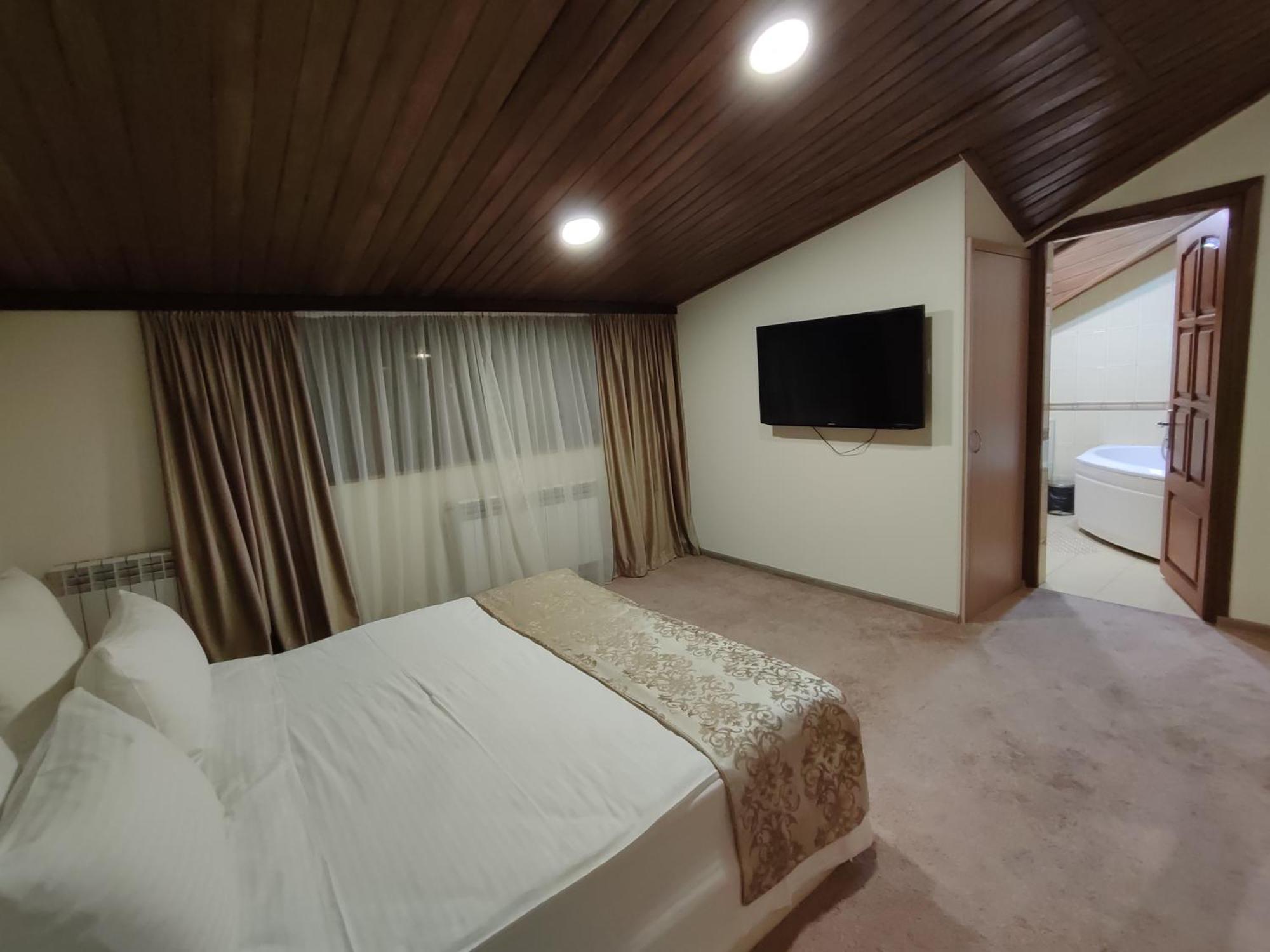 Delin Hotel And Tours Yerevan Exterior photo