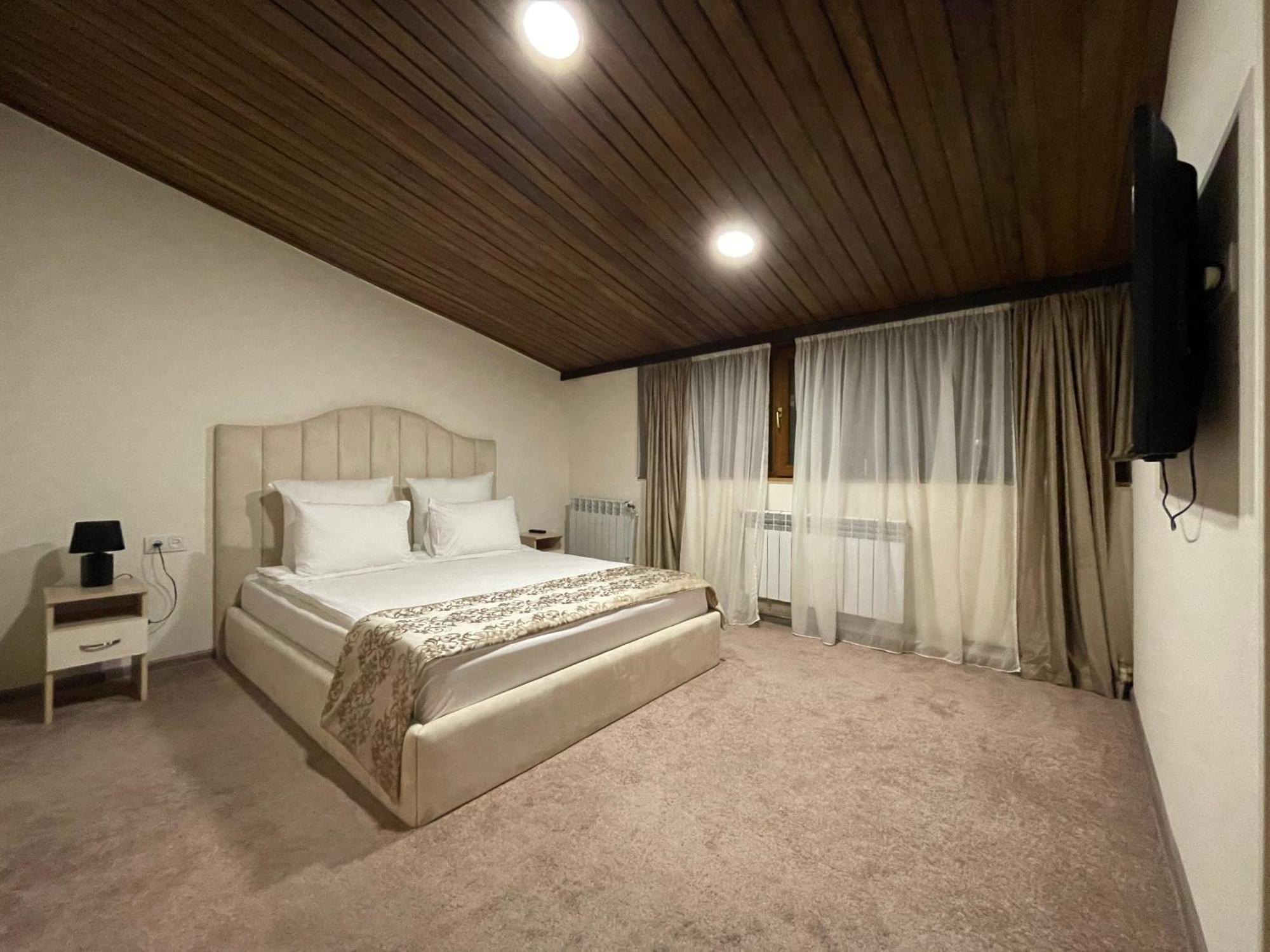 Delin Hotel And Tours Yerevan Exterior photo